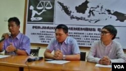 Dari kiri: Suwarjono (Ketua AJI Indonesia), Nanda Tanjung (YLBHI) dan Ananto Setiawan (Kontras) dalam jumpa pers tentang kasus Mafia Tambang Lumajang di kantor YLBHI, Jakarta, Senin 9 November 2015 (VOA/Fathiyah).