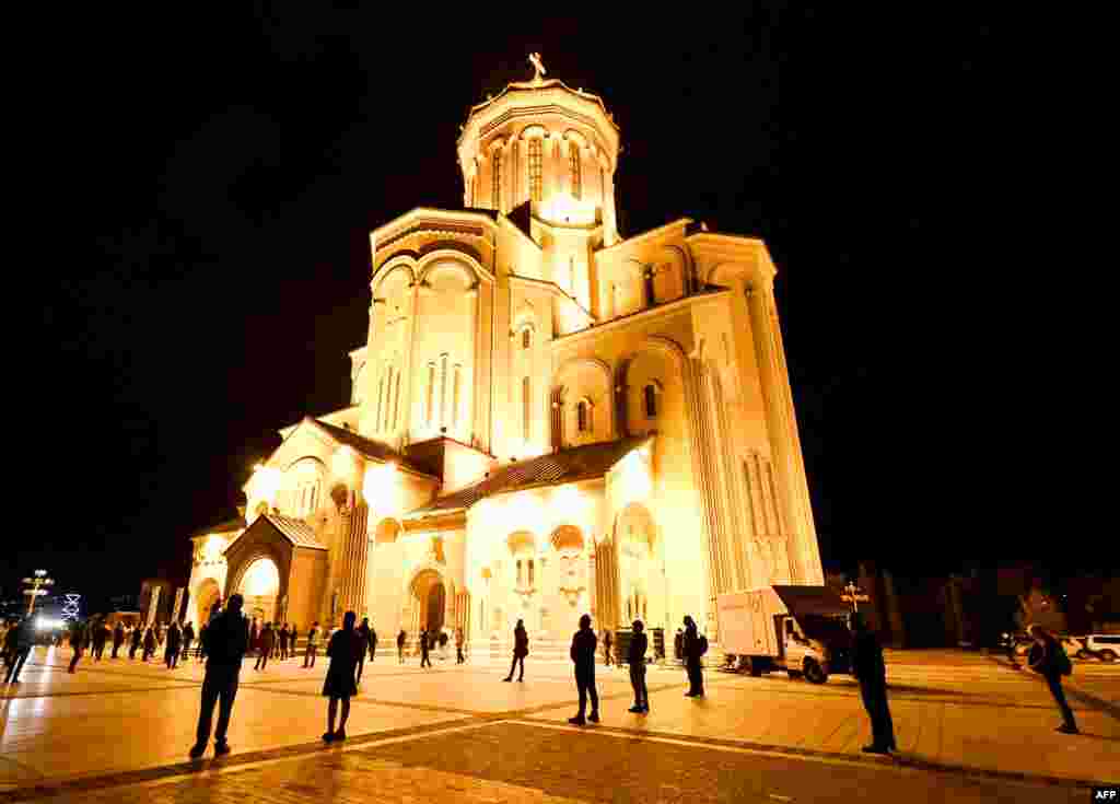 ღვთისმსახურება სამების საკათედრო ტაძარში სოციალური დისტანცირების დაცვით გაიმართა.