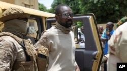 ARCHIVES-Le colonel Assimi Goita, à Bamako, au Mali, le 14 août 2020.