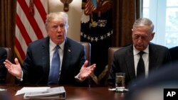 El secretario de Defensa de EE.UU. escucha al presidente Donald Trump durante una reunión de gabinete en la Casa Blanca, el 21 de junio de 2018, en Washington.