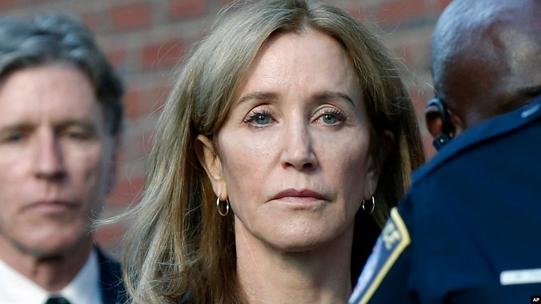 Felicity Huffman abandona la corte federal con su hermano Moore Huffman Jr., luego de que fue sentenciada en un escándalo de soborno de admisiones universitarias a nivel nacional, el viernes 13 de septiembre de 2019 en Boston. (Foto AP / Michael Dwyer).