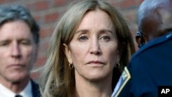 Felicity Huffman abandona la corte federal con su hermano Moore Huffman Jr., luego de que fue sentenciada en un escándalo de soborno de admisiones universitarias a nivel nacional, el viernes 13 de septiembre de 2019 en Boston. (Foto AP / Michael Dwyer).