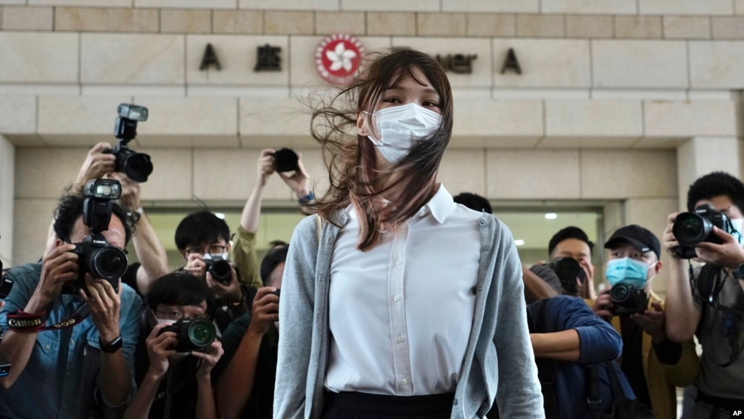 资料图：香港著名学运领袖周庭来到香港一家法庭接受庭审。（美联社2020年11月23日）