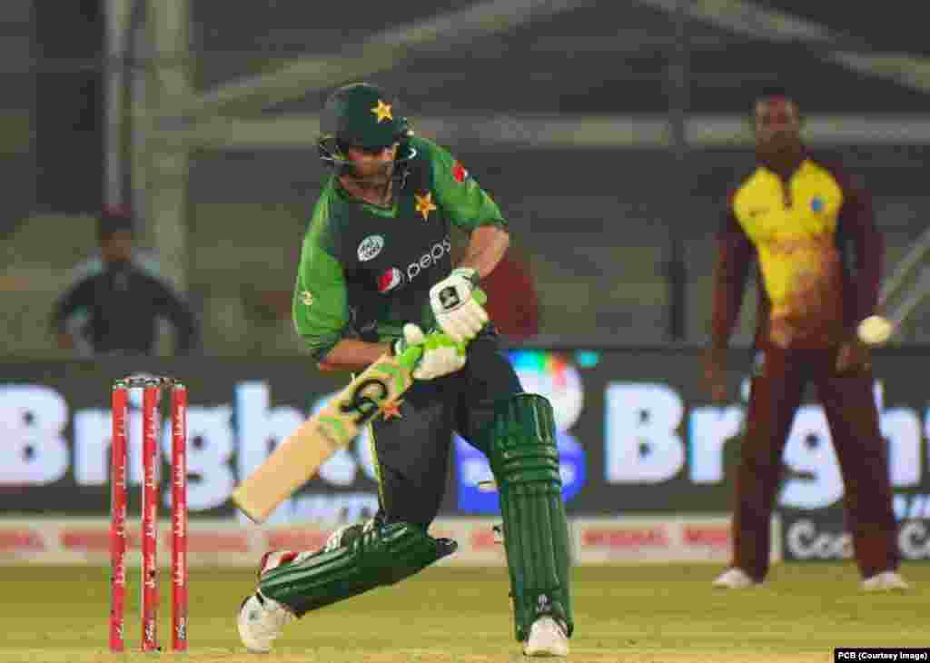 پاکستان نے پہلے بلے بازی کرتے ہوئے بیس اووروں میں پانچ وکٹوں کے نقصان پر دو سو تین رنز بنائے۔