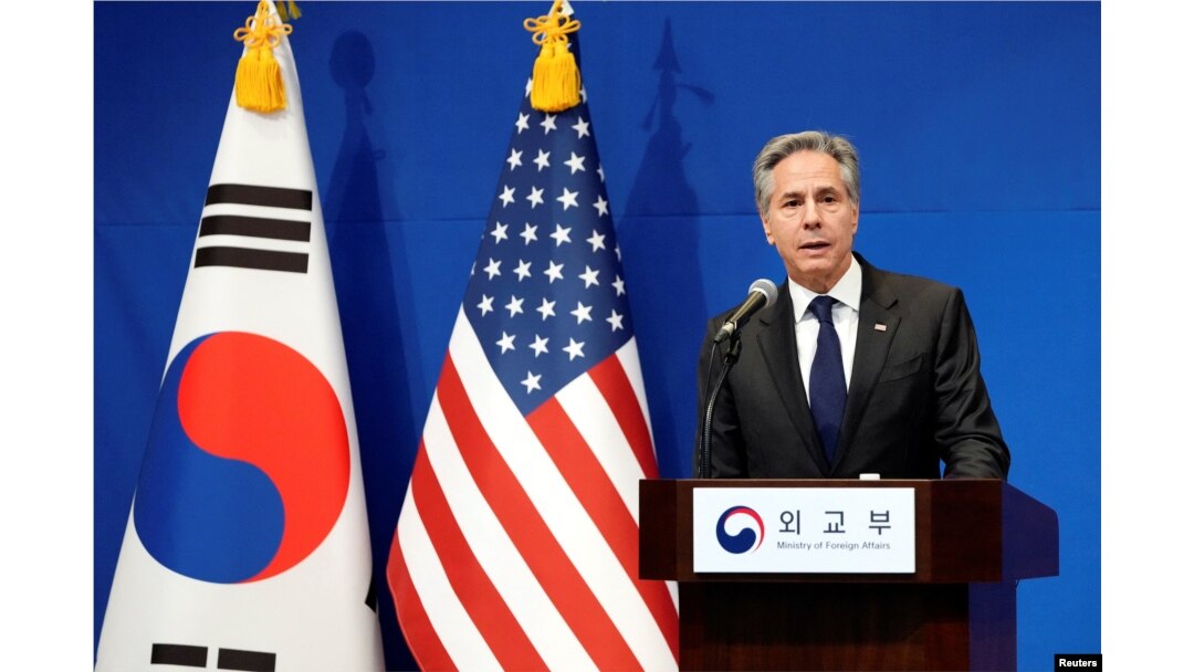 Menteri Luar Negeri Amerika Serikat Antony Blinken berbicara dalam konferensi pers bersama setelah pertemuan dengan Menteri Luar Negeri Korea Selatan Cho Tae-yul, di Kementerian Luar Negeri di Seoul, Korea Selatan, Senin, 6 Januari 2025. (Lee Jin-man/Pool via REUTERS)