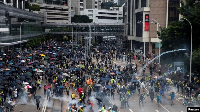 香港警方10月6日向抗议民众释放催泪瓦斯。