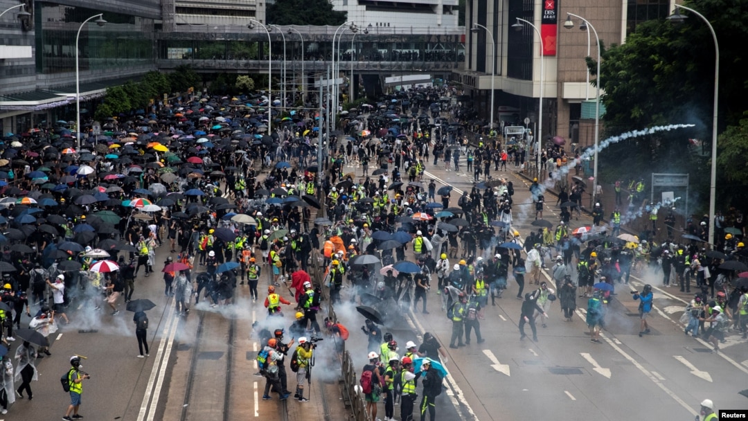 在香港湾仔地区的一次反政府示威期间，抗议者逃避警方释放的催泪弹。(2019年10月6日)