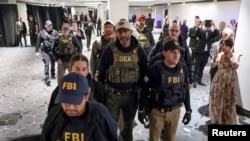 2026년 4월 25일, 미국 워싱턴 D.C.에서 열린 백악관 출입기자협회(WHCA) 연례 만찬 도중 총격 사건이 발생한 가운데, 법 집행 요원들이 현장에서 작전을 수행하고 있다.