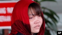 Nghi phạm Đoàn Thị Hương của Việt Nam được cảnh sát áp giải khi rời tòa tối cao Shah Alam ở Malaysia hôm 14/3. Các luật sư của cô đã lần thứ 2 gửi đơn lên tổng chưởng lý xin thả tự do cho cô.