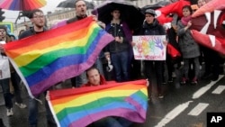 Aktivis LGBT melakukan parade di St. Petersburg, Rusia di antara perayaan menyambut Piala Dunia 2018 di sana (foto: dok). 