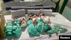 Novorođene bebe poređane po krevetu pošto su izvađene iz inkubatora u bolnici Šifa u Gazi, posle nestanka struje, tokom rata između Izraela i palestinske islamističke grupe Hamas, u gradu Gaza, 12. novembra 2023.
