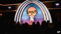 Komedian Tifffany Hadish sedang menampilkan komedi tunggal di Laugh Factory Hollywood, Los Angeles, 15 Agustus 2023. (Foto: Richard Shotwell/Invision/AP)