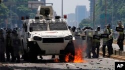 Un vehículo blindado participa en la represión de una manifestación opositora el sábado en Caracas.