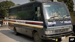 지난 1월 24일, 인도 경찰이 버스 집단성폭행 용의자들을 법원으로 호송하는 모습(자료사진)