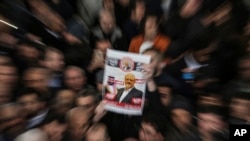 Un manifestante muestra un cartel con el rostro del periodista Jamal Khashoggi, durante una protesta en Estambul, el 16 de febrero de 2018.