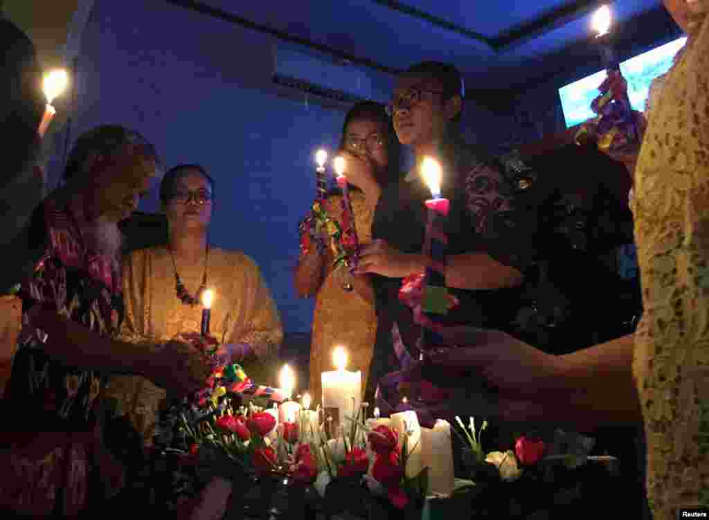 شرکت جمعی از ساکنان صدمه دیده از سونامی در مراسم کریسمس در یک کلیسا در استان بانتن، اندونزی