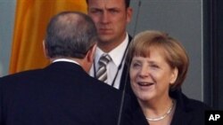 Kanselir Jerman Angela Merkel menyambut kehadiran PM Turki Tayyib Erdogan di Berlin, Jerman (31/10). Angela Merkel menjamu para pemimpin badan keuangan global untuk membicarakan upaya menghidupkan kembali ekonomi yang macet di dunia Barat.