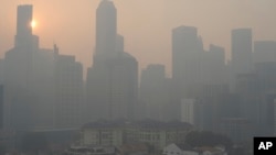 စင်ကာပူနိုင်ငံတွင်း လေထုညစ်ညမ်းမှု ဖြစ်ပေါ်နေစဉ်။ ဇွန် ၂၀၊ ၂၀၁၃။