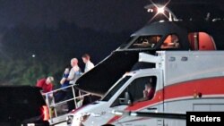 據說是美國大學生瓦姆比爾的人2017年6月13日被救護人員從一架醫療運輸機轉移到美國俄亥俄州辛辛那提倫肯機場的一輛救護車上。