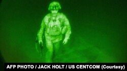 Poslednji američki vojnik, general-major Kriz Donahju, napupšta aerodrom u Kabulu i ukrcava se u transportni avion C-17, na aerodromu Hamid Harzai u Kabulu, 30. avgusta 2021. (Foto: Džek Holt, Centralna komanda SAD via AFP)