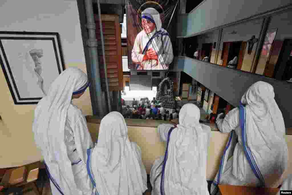 Para biarawati dari Misionaris Cinta Kasih di Kolkata, India, menonton tayangan langsung kanonisasi Bunda Teresa dalam upacara di Vatikan (4/9). (Reuters/Rupak De Chowdhuri)