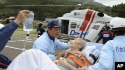 16일 일본 폭우 피해 지역 야메에서 긴급 후송 중인 환자.