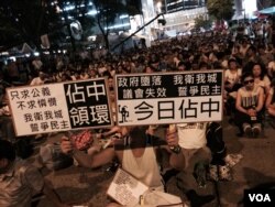 數以千計港人參與民陣中環遮打道集會，警方表示集會是非法，將會清場 （美國之音湯惠芸攝）