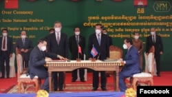 Ông Vương Nghị và Thủ tướng Campuchia Hun Sen tại lễ bàn giao một sân vận động quốc gia, ngày 12/9/2021.