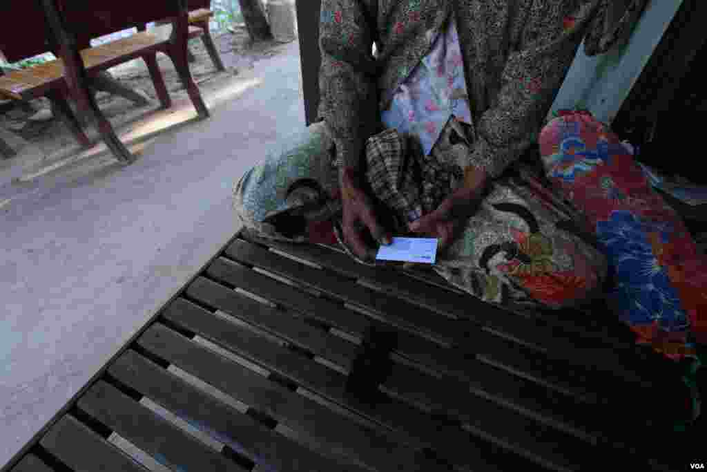 A 66-year-old woman, who was confirmed positive with HIV very recently, talks to reporters about her health condition, in Peam village, Kandal province, on Monday, Feb 22, 2016. (Photo: Aun Chhengpor/VOA Khmer)