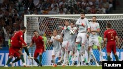 Ronaldo postiže treći gol u današnjoj utakmici protoiv Španije u Sočiju (Foto: Reuters/Murad Sezer)