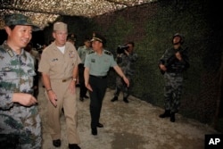 2011年7月12日，美国参谋长联席会议主席马伦抵达杭州的中国军队第一机械化步兵师的演习指挥部