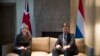 La Première ministre britannique Theresa May, à gauche, et le Premier ministre néerlandais, Mark Rutte, posent devant les photographes au début d'une réunion à La Haye, aux Pays-Bas, le mardi 11 décembre 2018. (AP Photo / Peter Dejong, Pool)