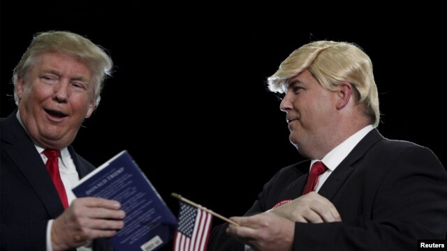 Donald Trump (izquierda) junto a Terry Silliman un simpatizante sureño que luce muy parecido a él, durante un mitin en Myrtle Beach, Carolina del Sur.