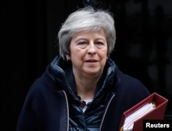 DOSSIER - British Prime Minister Theresa May leaves 10 Downing Street in London on 21 November 2018.