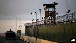 En la actualidad hay 166 prisioneros sospechosos de terrorismo en la prisión de Guantánamo.