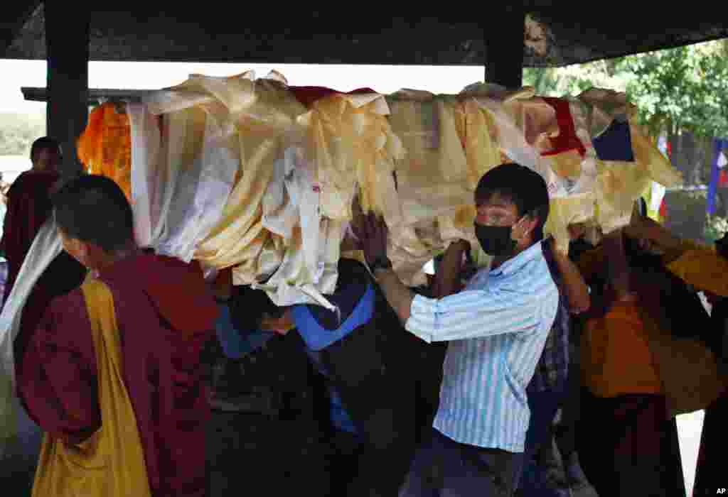 Kerabat membawa jenazah seorang pendaki Nepal yang tewas dalam salju longsor di Gunung Everest dalam upacara pemakaman di Katmandu, Nepal (21/4). (AP/Niranjan Shrestha)