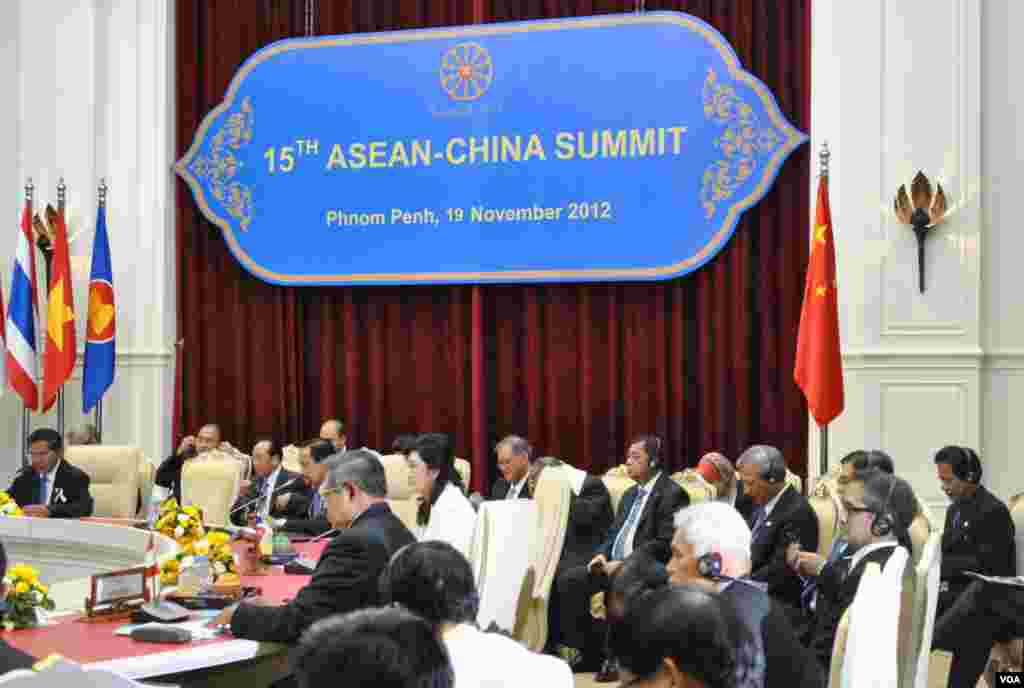 Leaders of ASEAn nations listen to Cambodian Prime Minister Hun Sen's at the ASEAN-China Summit in Phnom Penh, Cambodia, November 19, 2012. (VOA Khmer/Sophat Soeung) 