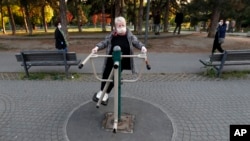 Penzioneri mogu da izlaze svakog dana u trajanju od jednog sata za vreme policijskog časa (Foto: AP/Darko Vojinović)