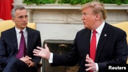 Presiden AS, Donald Trump, berbicara saat bertemu dengan Sekjen NATO, Jens Stoltenberg, di Oval Office, Gedung Putih, Washington, D.C., 2 April 2019 (foto: Reuters/Joshua Roberts)