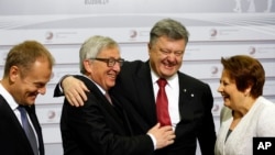 22일 라트비아 수도 리가에서 개최된 동유럽정상회의(Eastern Partnership Summit)에서 장 클로드 융커 유럽연합 집행위원장(가운데 왼쪽)과 페트로 포로센코 우크라이나 대통령(가운데 오른쪽)이 포옹하고 있다.