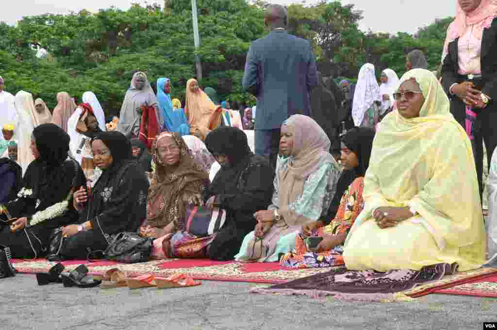 Aisha Buhari a filin sallar Eid Fitr da sauran jama&#39;a.
