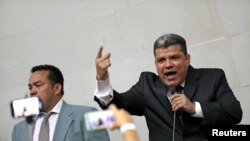 Nhà lập pháp Luis Parra phát biểu trong buổi lễ tuyên thệ tại Quốc hội Venezuela ở Caracas, ngày 5/1/2020. 
