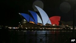 Mobilisation planétaire après les attaques à Paris : l’Opéra de Sydney porte les couleurs françaises, 14 novembre 2015. Image : AP
