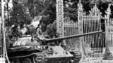Xe tăng của quân đội Bắc Việt vượt qua cổng Dinh Độc lập ngày 30/4/1975.
