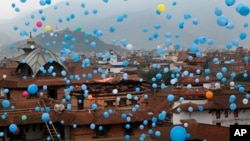 Balloons dedicated to the memory of the people who died in April 25 massive earthquake are released into the sky at Basantapur Durbar Square in Kathmandu, Nepal, June 27, 2015. 