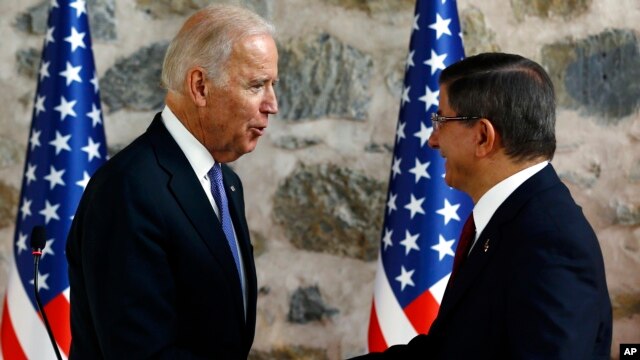 El vicepresidente de EE.UU.,  Joe Biden, saluda al primer ministro turco, Ahmet Davutoglu, en Estambul.