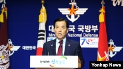 한민구 한국 국방장관이 21일 서울 국방부 브리핑실에서 북한의 포격 도발 관련 경고성 메시지를 담은 대국민 담화를 발표하고 있다.