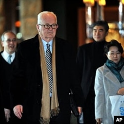 US special envoy Stephen Bosworth (C) leaves his hotel in Seoul to head for North Korea, 08 Dec 2009