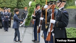 박근혜 한국 대통령이 14일 미국 워싱턴 한국전 참전 기념비 공원을 방문해 헌화하고 있다.