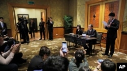 美朝会谈后朝鲜外相李勇浩（右二）在河内举行记者会
